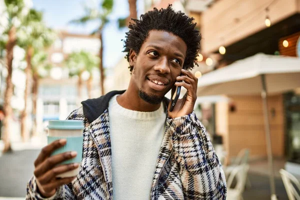 Snygg Svart Man Med Afro Hår Har Ett Samtal Som — Stockfoto