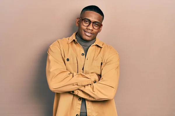 Junger Schwarzer Mann Lässiger Kleidung Und Brille Mit Glücklichem Gesicht — Stockfoto