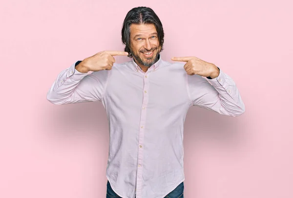 Homem Bonito Meia Idade Vestindo Camisa Negócios Sorrindo Alegre Mostrando — Fotografia de Stock
