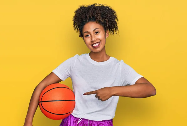 Jovem Afro Americana Jogando Beisebol Segurando Morcego Bola Sorrindo Feliz — Fotografia de Stock