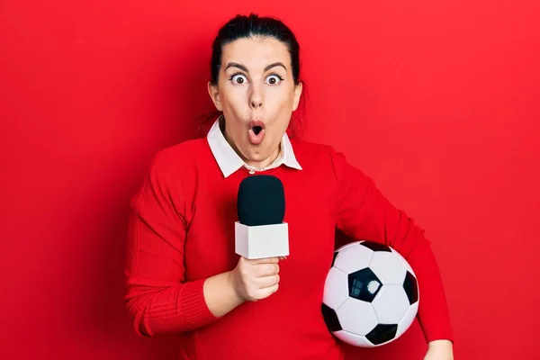 Jeune Femme Hispanique Tenant Microphone Journaliste Ballon Football Effrayé Choqué — Photo