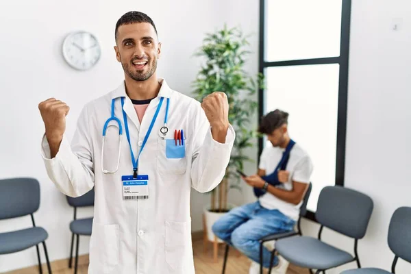 Spaanse Arts Wachtkamer Met Paciënt Met Armblessure Schreeuwend Trots Viert — Stockfoto