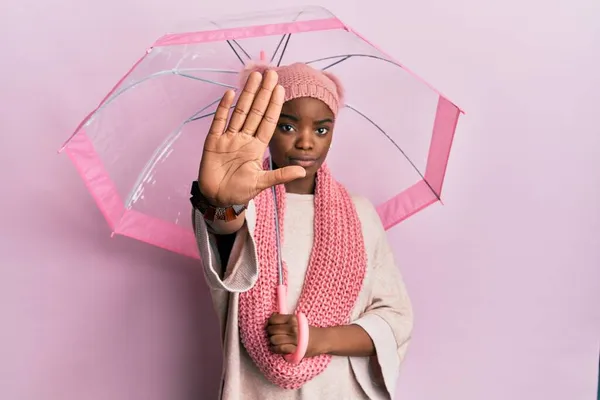 Mladá Africká Americká Žena Držící Deštník Otevřenou Rukou Dělá Stopku — Stock fotografie