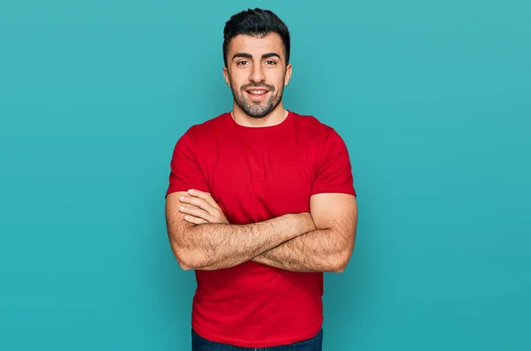 Spaanse Man Met Baard Casual Rood Shirt Vrolijk Gezicht Glimlachend — Stockfoto