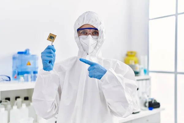 Young Blonde Woman Holding Cpu Computer Processor Laboratory Smiling Happy — Stock Photo, Image