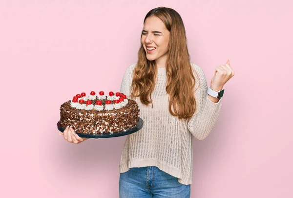 Joven Rubia Celebrando Cumpleaños Celebrando Gran Pastel Chocolate Gritando Orgullosa — Foto de Stock