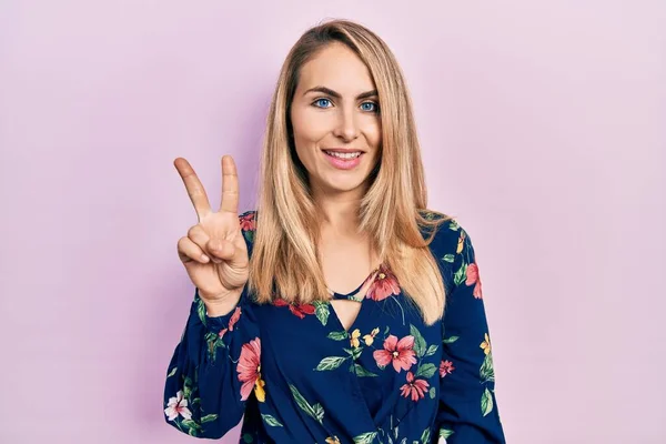 Młoda Kaukaska Kobieta Luźnych Ubraniach Pokazuje Wskazuje Palcami Numer Dwa — Zdjęcie stockowe