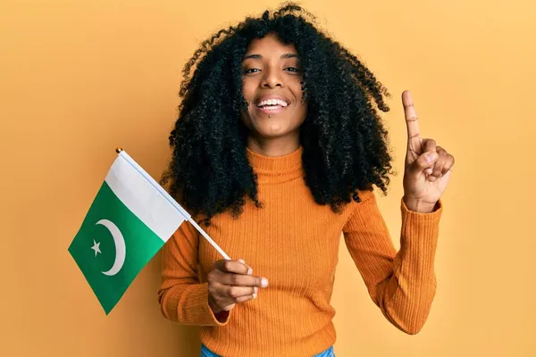 Donna Afro Americana Con Capelli Afro Con Bandiera Pakistan Sorridente — Foto Stock