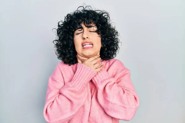 Junge Frauen Lässiger Kleidung Aus Dem Nahen Osten Ersticken Schreiend — Stockfoto