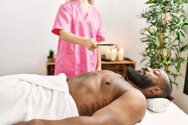 Ung Afrikansk Amerikansk Man Som Har Rökelse Aromaterapi Behandling Skönhetscentret — Stockfoto