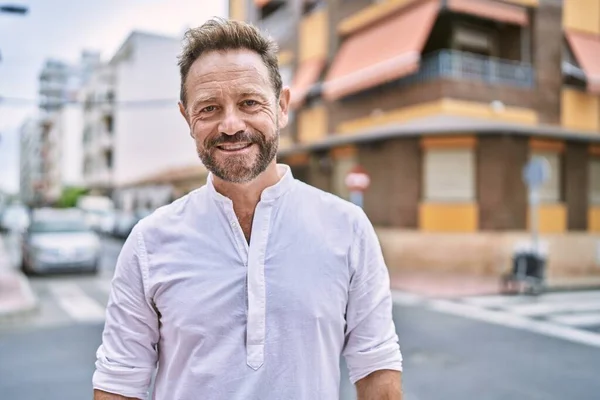 Middelbare Leeftijd Man Lacht Vol Vertrouwen Naar Stad — Stockfoto