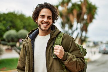 Parkta gülümseyen yakışıklı İspanyol.