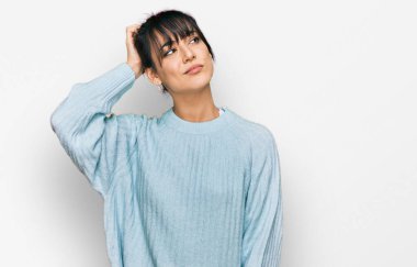 Gündelik kıyafetler giyen genç İspanyol kadın soru sorup kafasını karıştırıyor. Şüpheyle kararsız, kafa kafaya düşünerek. Düşünceli kavram. 