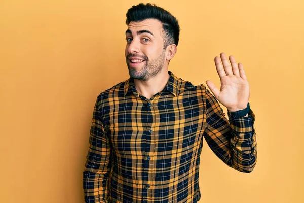 Joven Hombre Hispano Usando Ropa Casual Renunciando Decir Hola Feliz — Foto de Stock