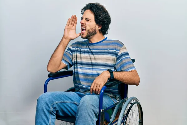 Schöner Hispanischer Mann Rollstuhl Der Schreit Und Laut Mit Der — Stockfoto