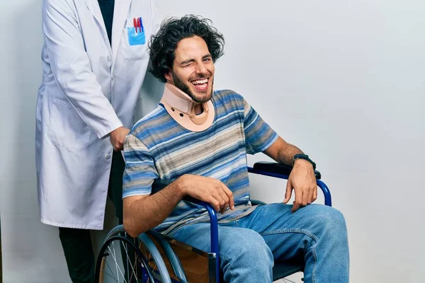 Bonito Hispânico Homem Sentado Cadeira Rodas Usando Colar Pescoço Piscando — Fotografia de Stock