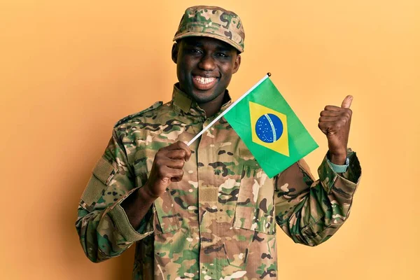 Joven Hombre Afroamericano Vistiendo Uniforme Del Ejército Sosteniendo Bandera Brasil —  Fotos de Stock