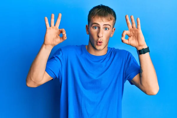 Homem Caucasiano Jovem Vestindo Camisa Azul Casual Olhando Surpreso Chocado — Fotografia de Stock