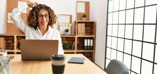 Middelbare Leeftijd Spaanse Vrouw Die Kantoor Werkt Met Een Bril — Stockfoto