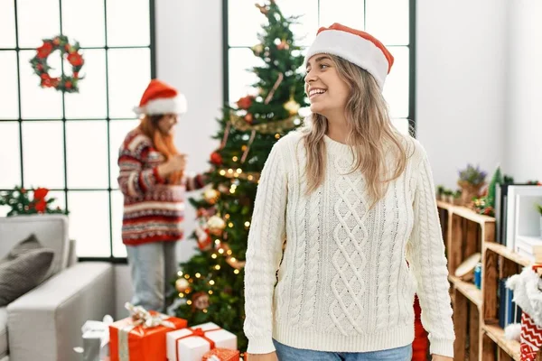 Belo Casal Casa Junto Árvore Natal Olhando Para Lado Com — Fotografia de Stock