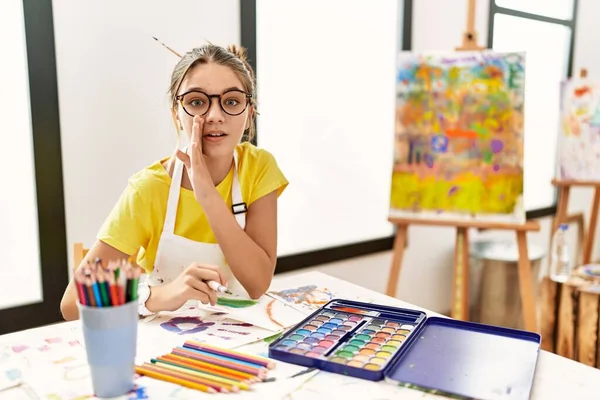 Ung Brunett Tonåring Konst Studio Hand Mun Berättar Hemliga Rykten — Stockfoto