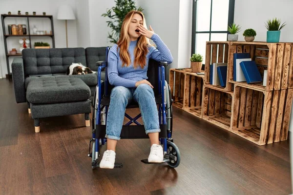 Jovem Bela Mulher Sentada Cadeira Rodas Casa Entediada Bocejo Cansado — Fotografia de Stock