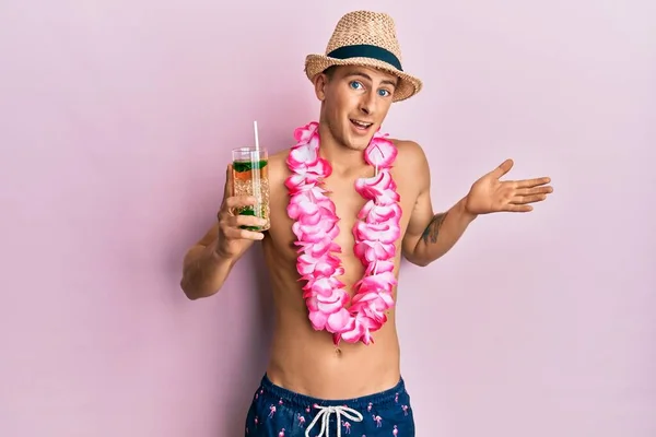 Joven Hombre Caucásico Con Sombrero Verano Lei Hawaiano Bebiendo Cóctel — Foto de Stock