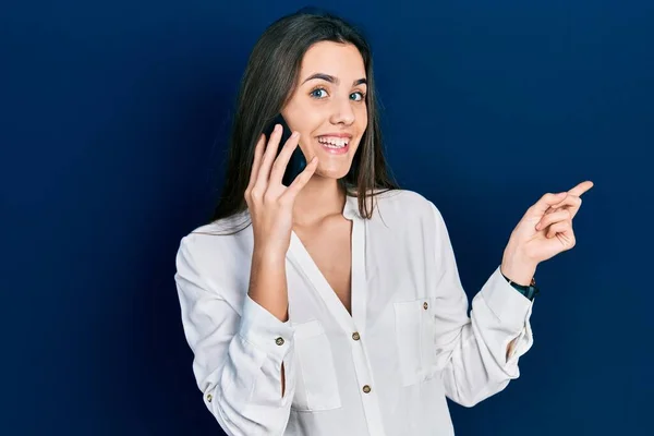 Giovane Adolescente Bruna Che Parla Sullo Smartphone Sorridendo Felice Indicando — Foto Stock