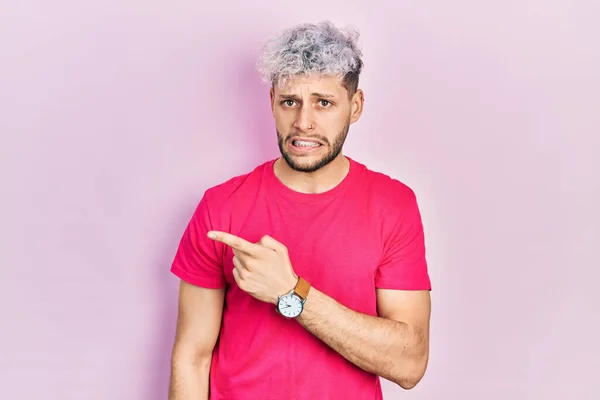 Jovem Hispânico Com Cabelo Tingido Moderno Vestindo Camisa Casual Rosa — Fotografia de Stock