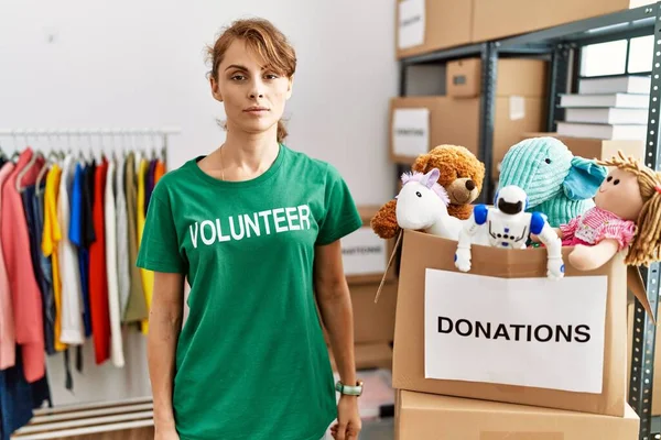 Mulher Branca Bonita Vestindo Shirt Voluntária Doações Stand Relaxado Com — Fotografia de Stock