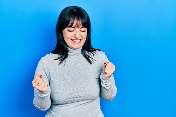 Junge Hispanische Frau Lässiger Kleidung Sehr Glücklich Und Aufgeregt Dabei — Stockfoto