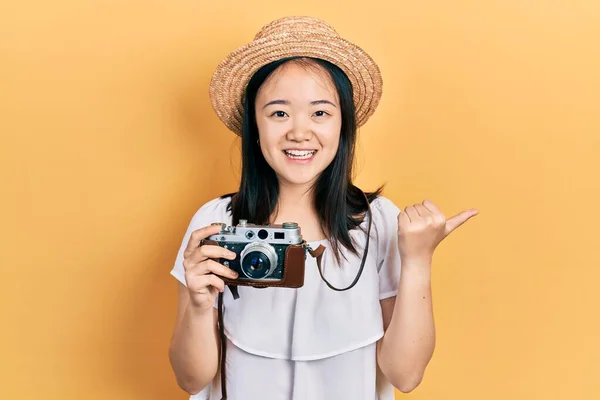 Jong Chinees Meisje Dragen Zomer Hoed Houden Vintage Camera Wijzen — Stockfoto