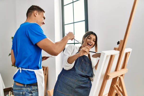 Zwei Schüler Lächeln Sich Der Kunstschule Glücklich Beim Spielen Mit — Stockfoto