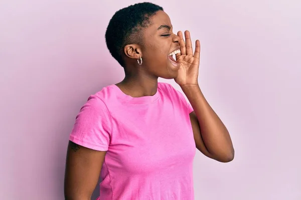 Jonge Afro Amerikaanse Vrouw Draagt Casual Roze Shirt Schreeuwen Schreeuwen — Stockfoto