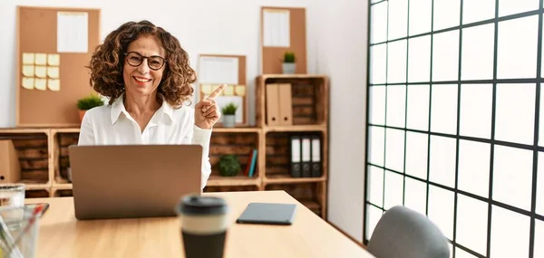 Middelbare Spaanse Vrouw Die Kantoor Werkt Een Bril Draagt Met — Stockfoto