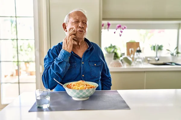 Hombre Mayor Con Pelo Gris Comiendo Espaguetis Pasta Casa Tocando — Foto de Stock