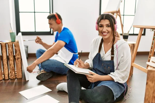 Due Studenti Sorridenti Felici Usando Cuffie Pittura Alla Scuola Arte — Foto Stock