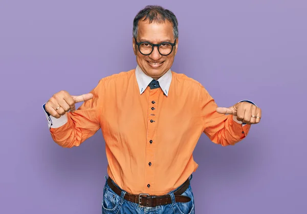 Középkorú Indiai Férfi Alkalmi Ruhát Szemüveget Visel Magabiztosan Néz Mosollyal — Stock Fotó