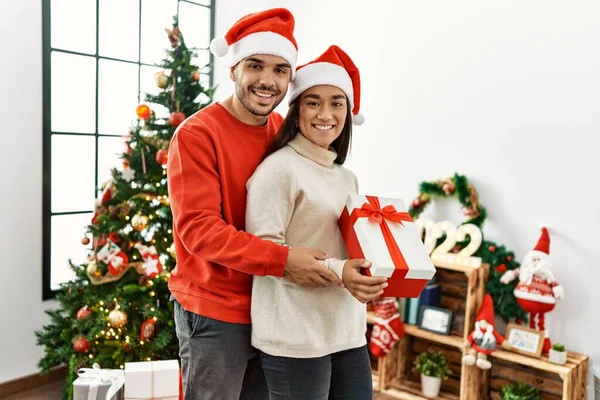 Genç Latin Çift Mutlu Bir Şekilde Gülümsüyor Evde Noel Hediyesi — Stok fotoğraf