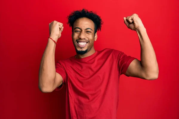 Jovem Afro Americano Com Barba Vestindo Camiseta Vermelha Casual Comemorando — Fotografia de Stock