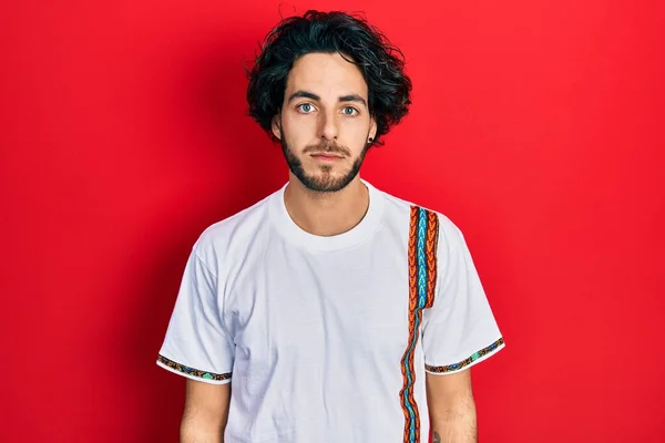 Een Knappe Spaanse Man Met Een Casual Wit Shirt Met — Stockfoto