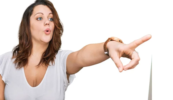 Junge Size Frau Lässigem Weißem Shirt Das Mit Erhobenem Zeigefinger — Stockfoto