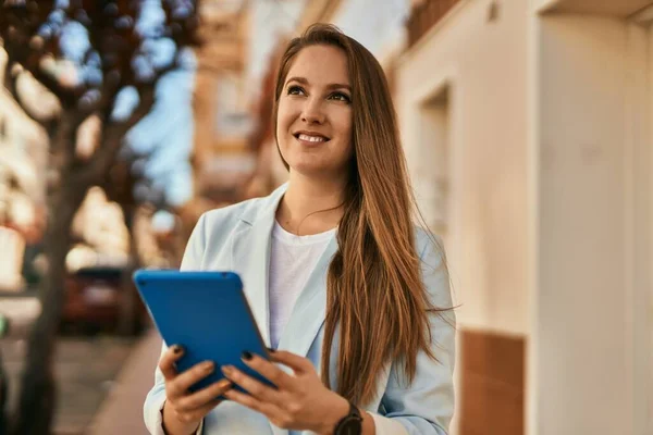 Ung Blond Affärskvinna Arbetar Med Pekplatta Staden — Stockfoto