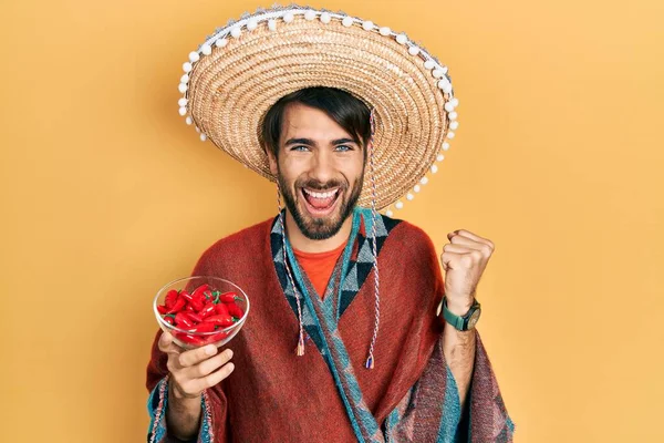 Jovem Hispânico Vestindo Chapéu Mexicano Segurando Chili Gritando Orgulhoso Celebrando — Fotografia de Stock