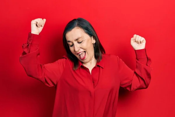 Mujer Hispana Mediana Edad Vistiendo Ropa Casual Bailando Feliz Alegre — Foto de Stock