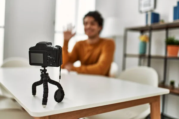 Ung Latinamerikansk Man Som Har Videosamtal Med Kamera Sittandes Soffan — Stockfoto