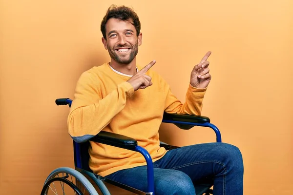 Tekerlekli Sandalyede Oturan Gülümseyen Kameraya Bakan Sakallı Yakışıklı Bir Adam — Stok fotoğraf