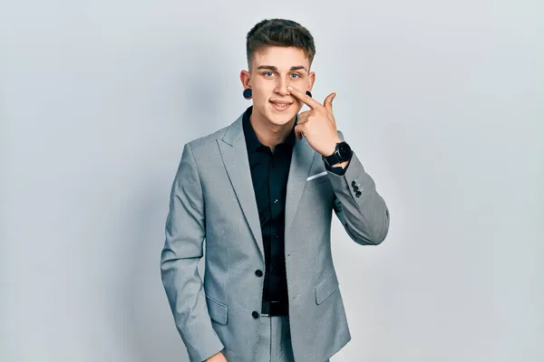 Fiatal Kaukázusi Fiú Kitágult Fülekkel Üzleti Kabátban Ujjal Arcán Orrán — Stock Fotó