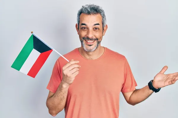 Bonito Homem Meia Idade Com Cabelos Grisalhos Segurando Bandeira Kuwait — Fotografia de Stock