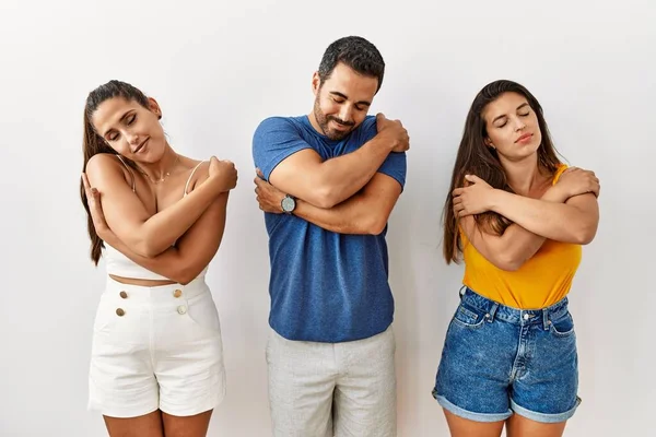 Grupp Unga Latinamerikaner Står Över Isolerade Bakgrund Kramar Sig Lycklig — Stockfoto